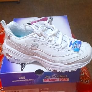 Womens sketchers nwt